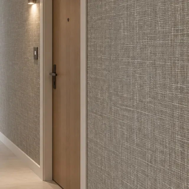Couloir: papier peint texturé et porte bois — Agence Firma