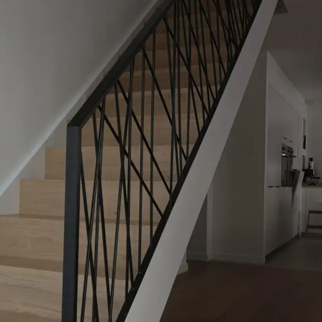 Escalier bois, garde-corps métal — Agence Firma