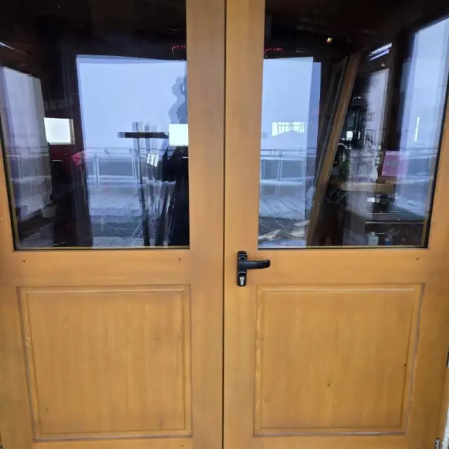 Porte double vitrée en bois — Agence Firma