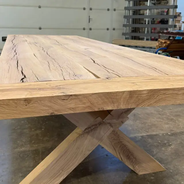 Table en chêne, piètement croisé — Agence Firma