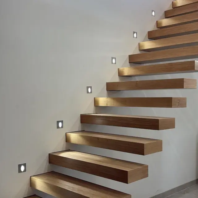 Escalier suspendu en bois, éclairage LED — Agence Firma