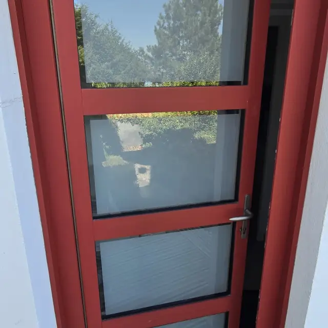 Porte d'entrée vitrée rouge — Agence Firma