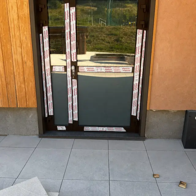 Porte vitrée noire, façade bois — Agence Firma