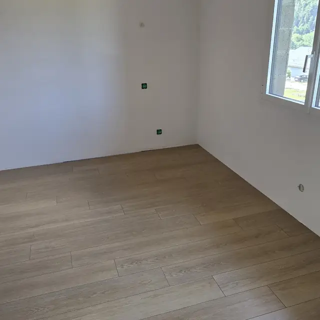 Pièce avec sol imitation bois et charpente apparente — Agence Firma