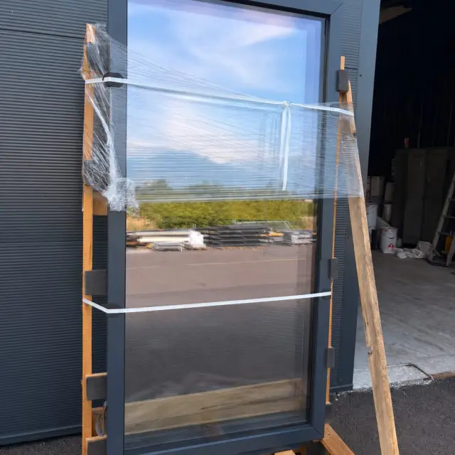 Fenêtre anthracite sur palette — Agence Firma