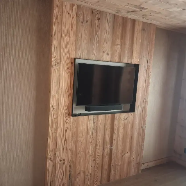 Habillage mural en bois — Agence Firma