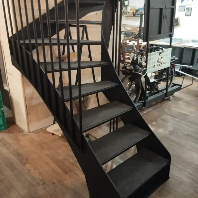 Escalier hélicoïdal métal noir — Agence Firma