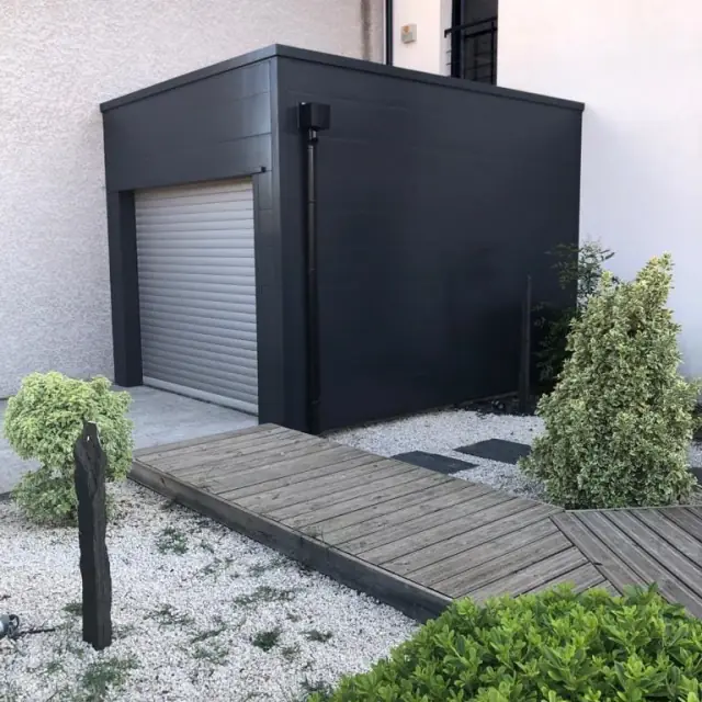 Abri de jardin avec volet roulant — Agence Firma