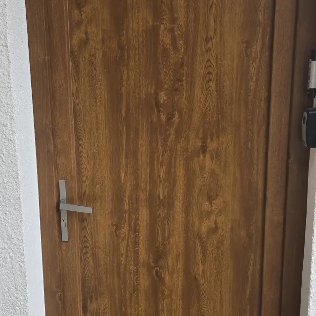 Porte d'entrée aspect bois — Agence Firma